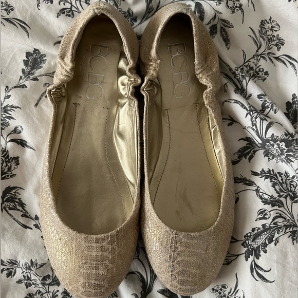 BCBG | Size: 8 Gold Flats - Picture 4 of 7